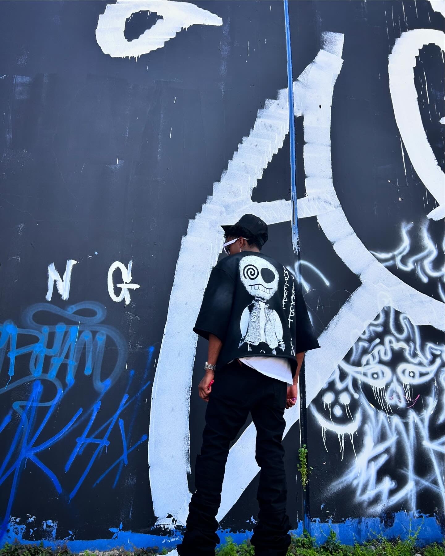 HEAVYWE!GHT OVERS!ZED BLACK LIGHTN!NG UZUMAKU T-SHRIT (BLACK & WH!TE)