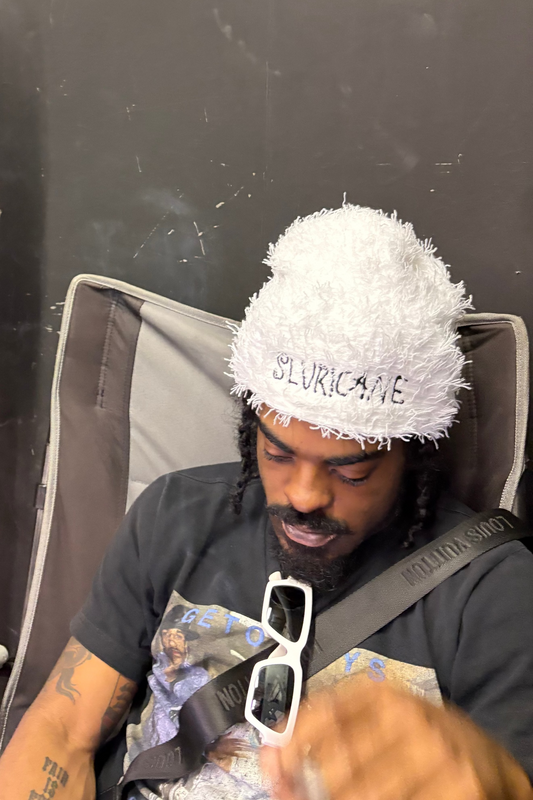 SLUR!CANE DISTRESSED SKULLY WHITE (BEANIE)